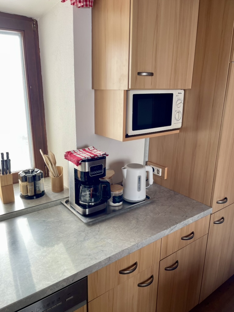 Küchenzeile mit Kaffeemaschine