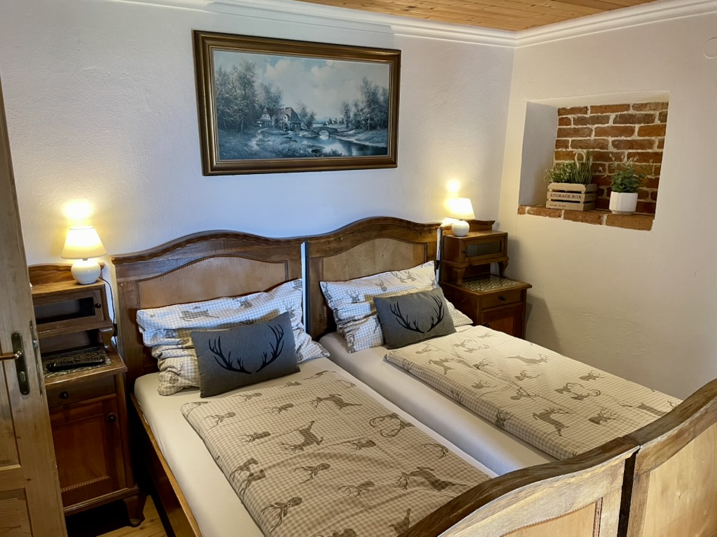 Kleines Zimmer mit zwei Betten