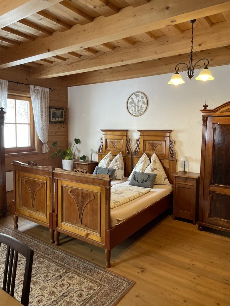 Schlafzimmer mit Doppelbett